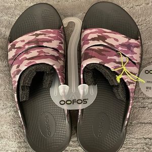 Women’s Oofos purple camo NWT size 10